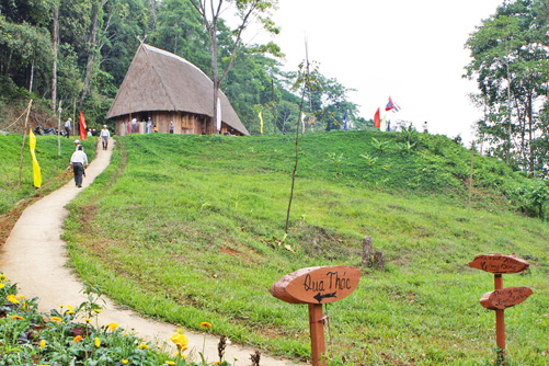 Một góc khu du lịch sinh thái văn hóa cộng đồng làng đồng bào dân tộc Kon Tu Rằng.